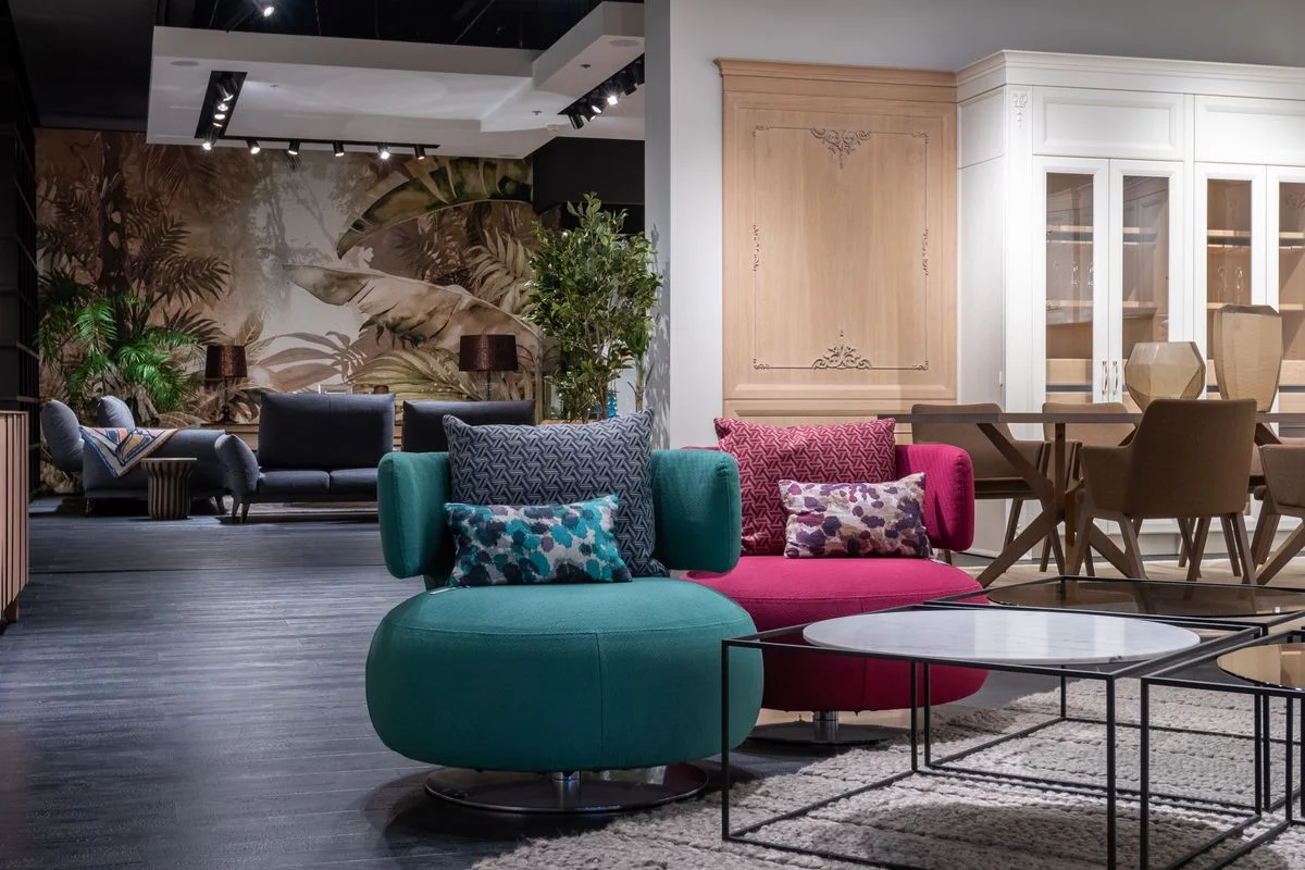 Sala completa exhibida en una mueblería: sofá, mesa y decoración