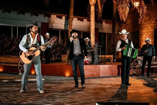Grupo musical tocando en vivo en una fiesta familiar en Memphis