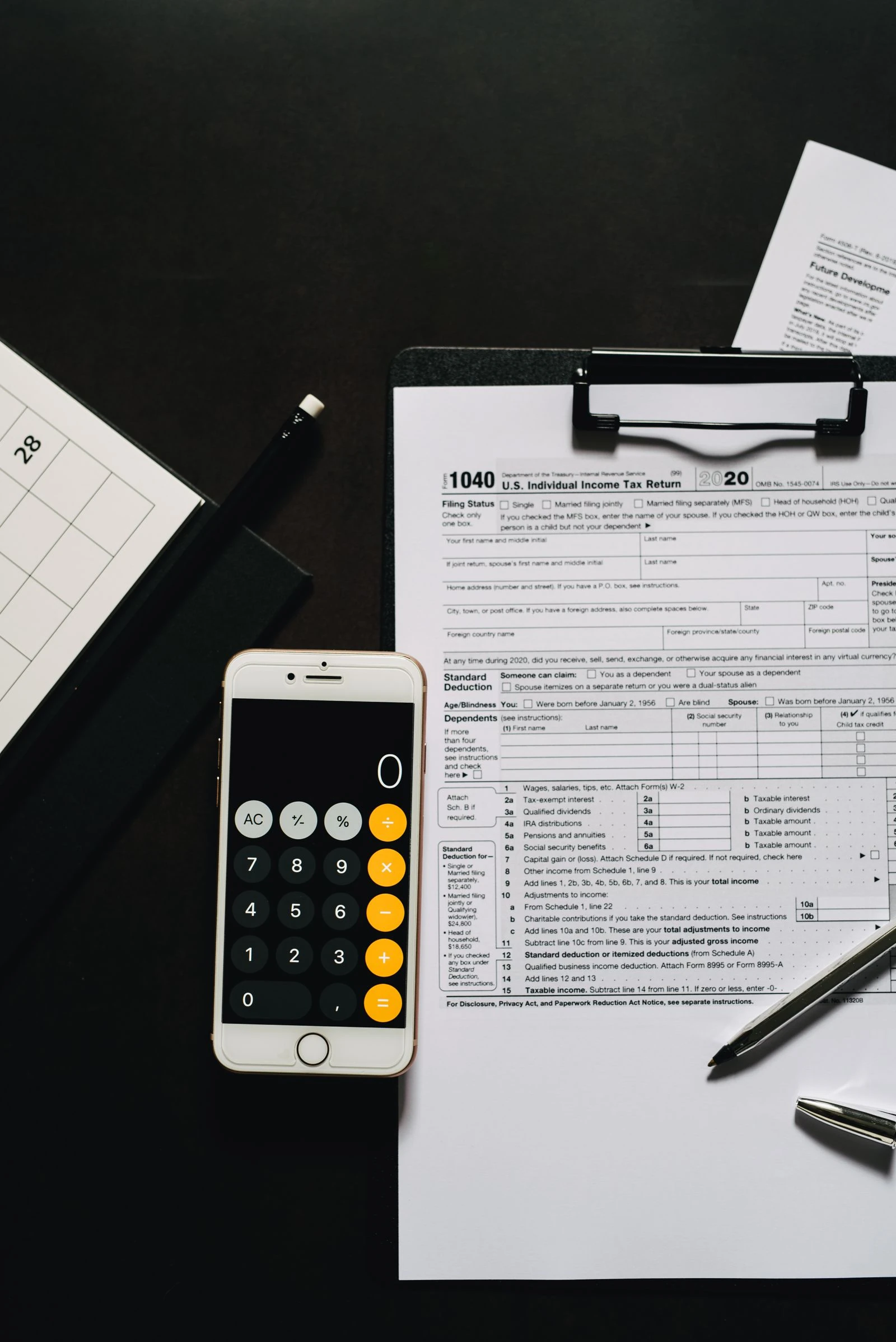 Formulario de impuestos con calculadora y calendario