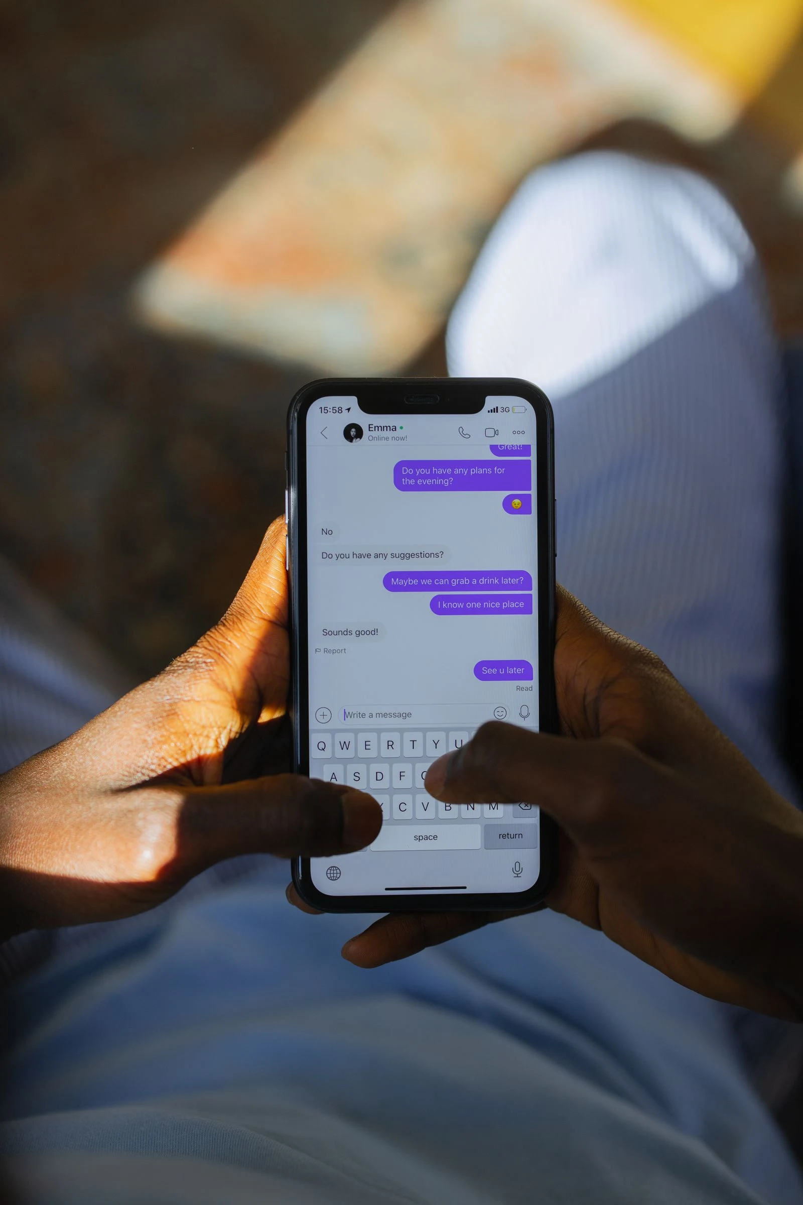 Persona contestando mensajes en su teléfono