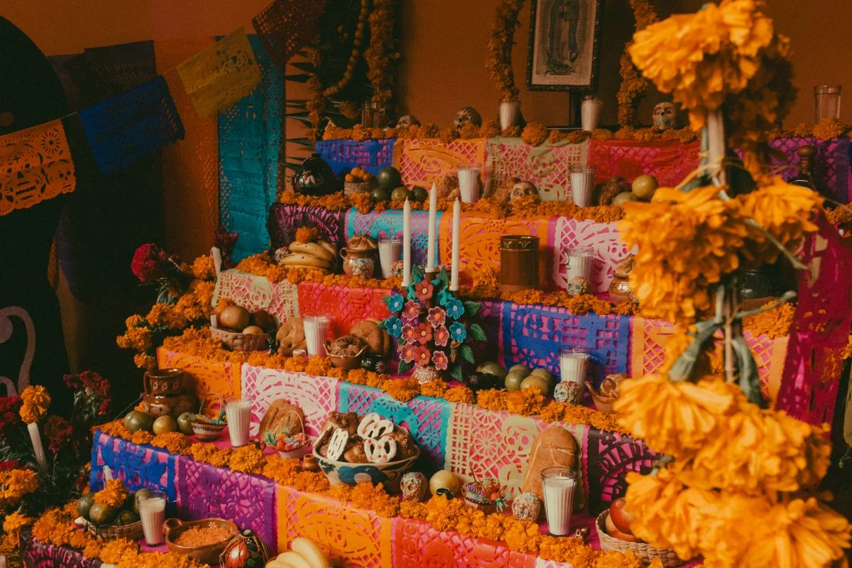 Ofrenda de Día de Muertos con veladoras y cempasúchil en un negocio de Winchester Rd