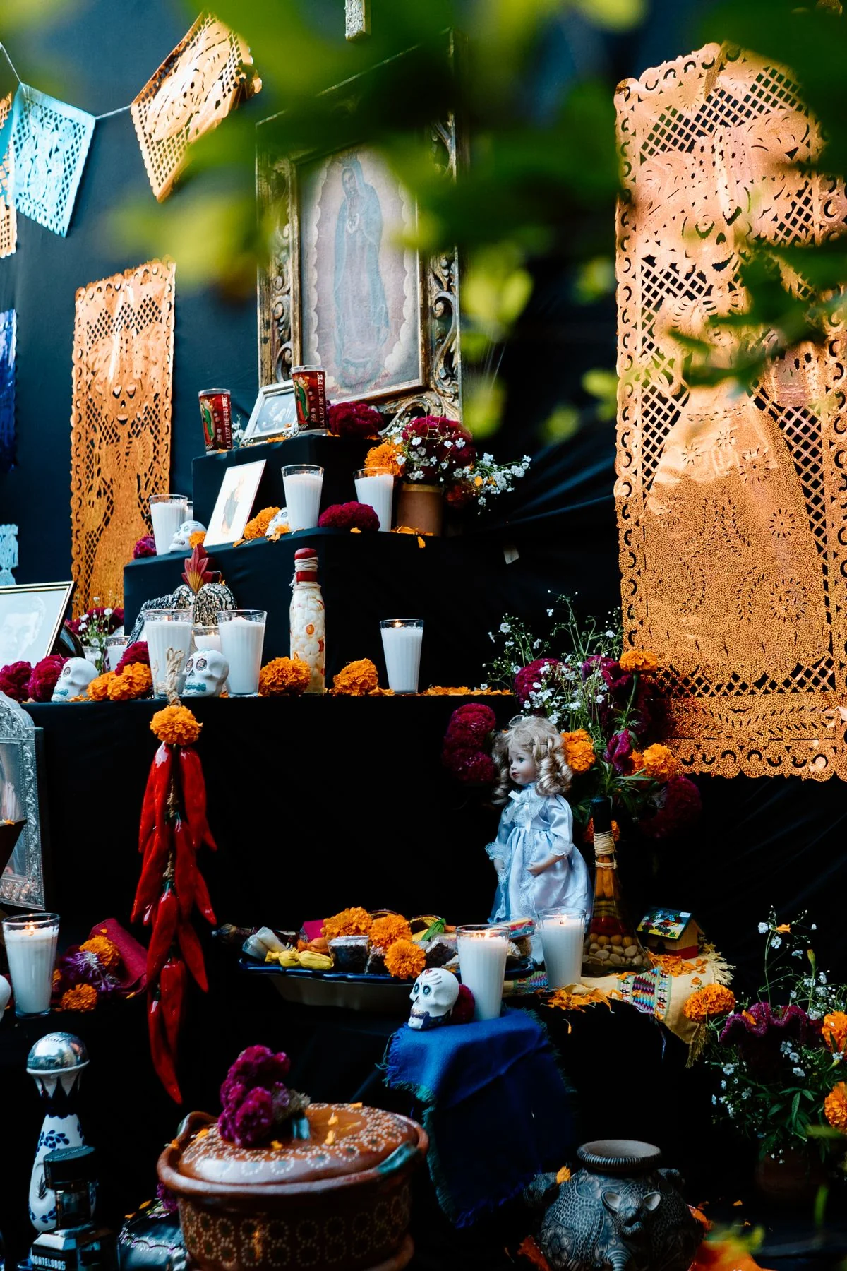 Ofrenda de Día de Muertos con fotos, flores y veladoras en un negocio latino de Memphis
