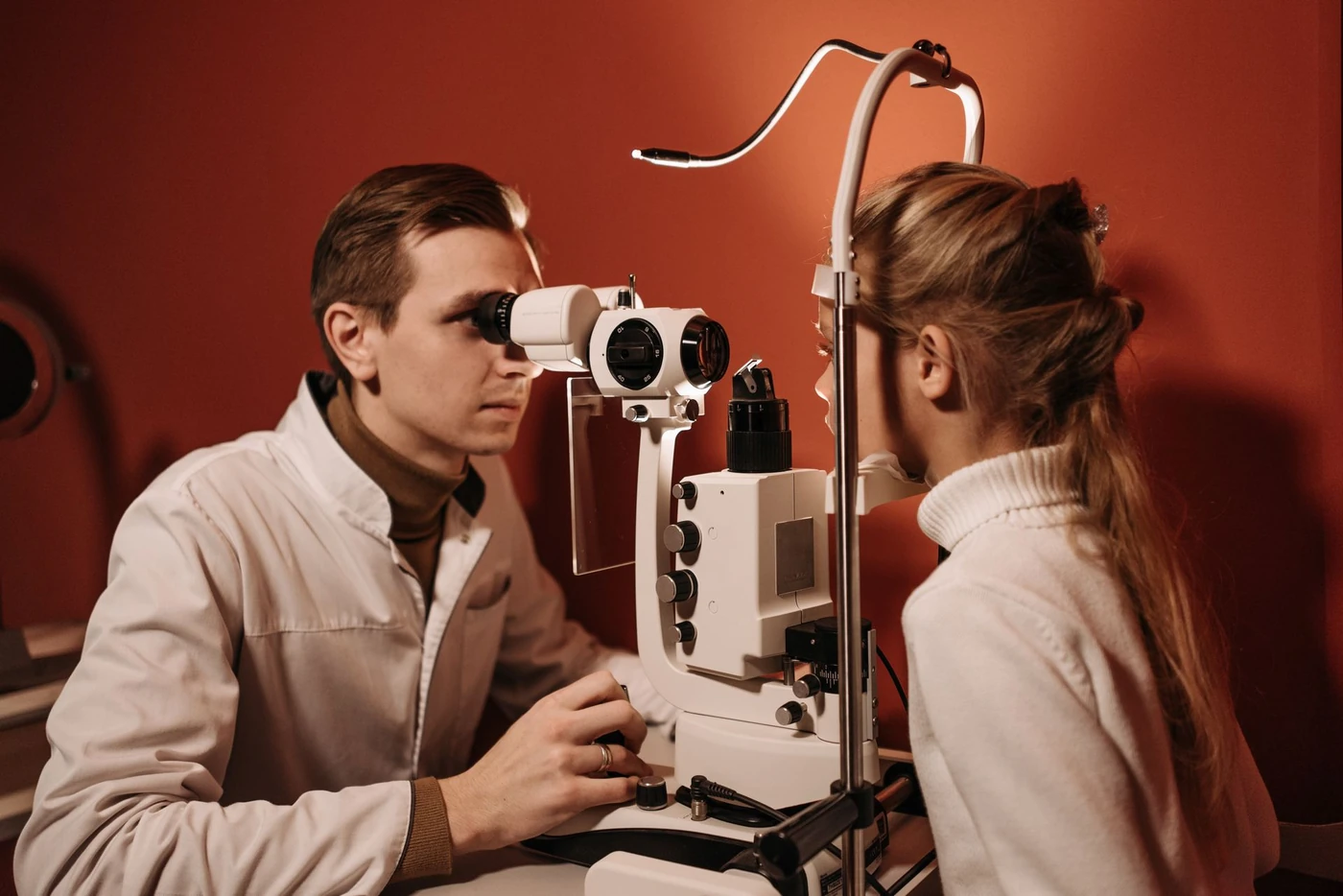 Doctor revisando la vista con equipo moderno