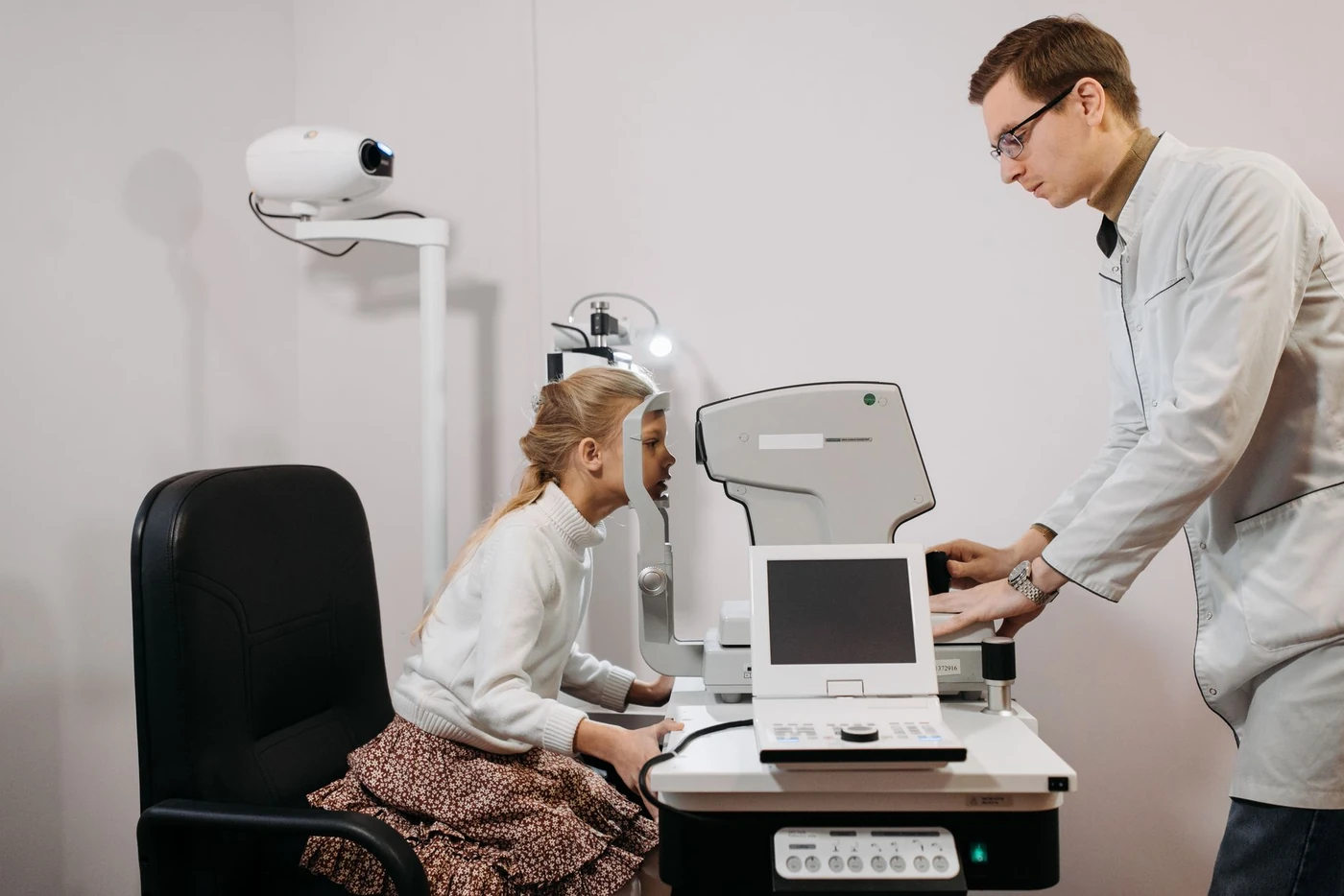 Optometrista haciendo un examen de la vista a una paciente