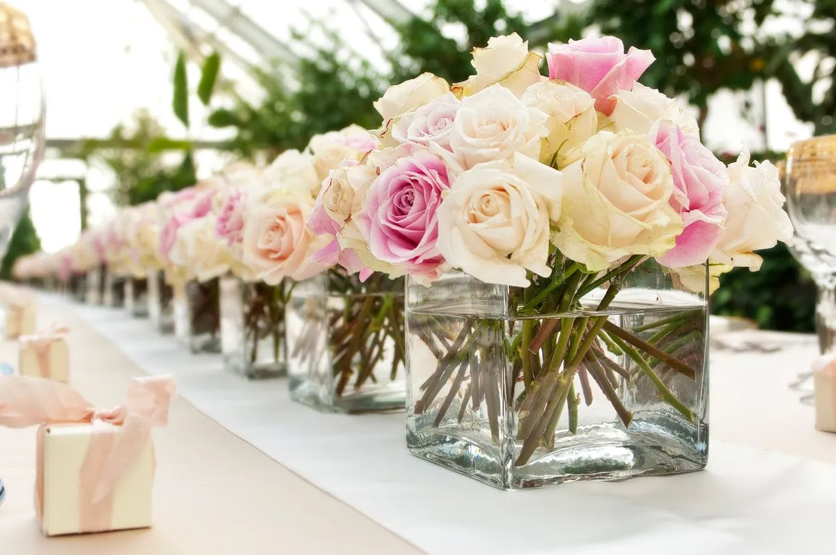 Centros de mesa con rosas en una recepción de boda