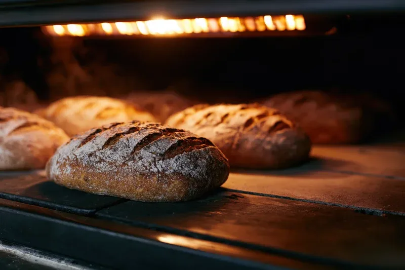 Pan horneándose dentro del horno de una panadería