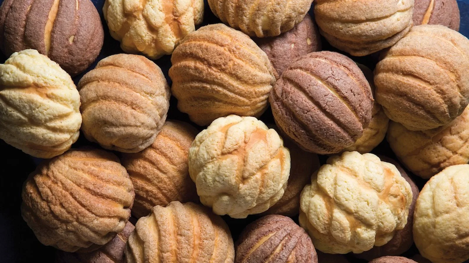 Conchas de pan dulce mexicanas, de vainilla y chocolate
