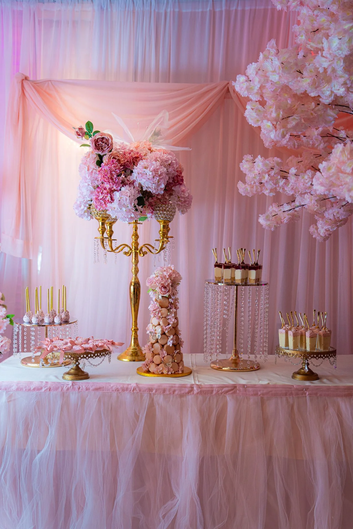 Pastel de quinceañera de tres pisos en un salón de eventos decorado