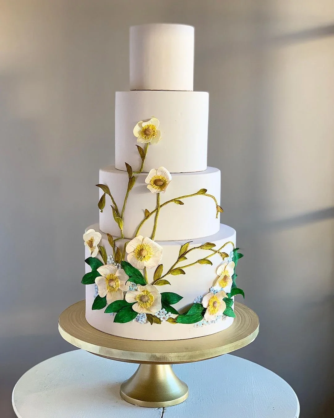 Pastel de boda elegante de varios pisos en un salón en Memphis