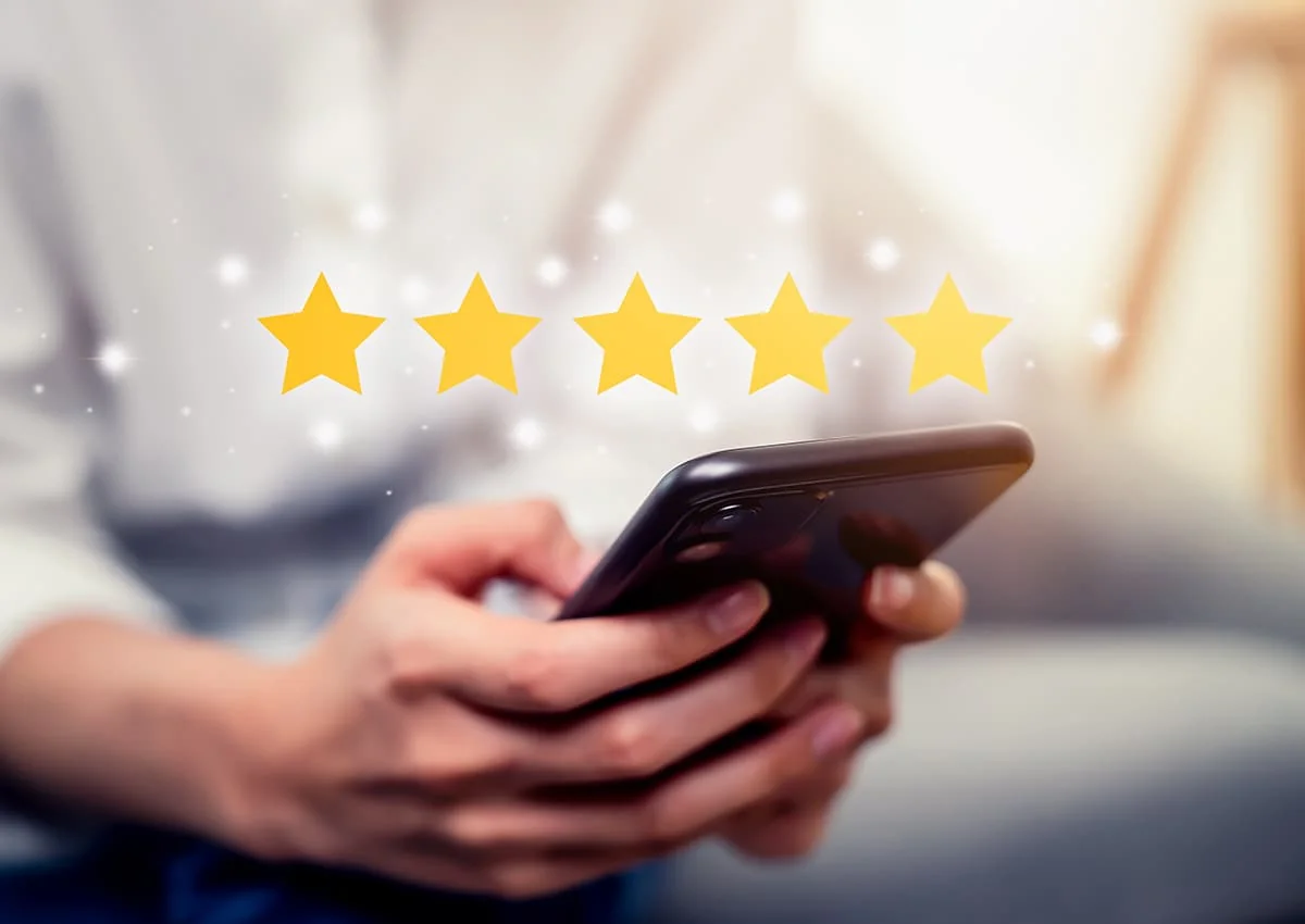 Teléfono mostrando cinco estrellas de calificación