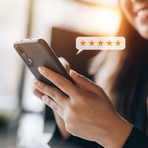 Cliente feliz dejando una reseña en su teléfono