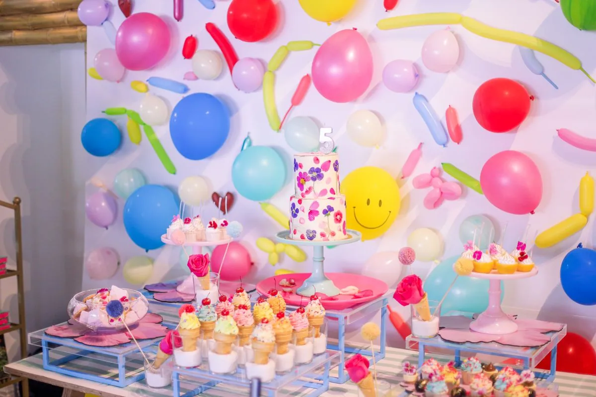 Mesa de fiesta de cumpleaños con decoración colorida