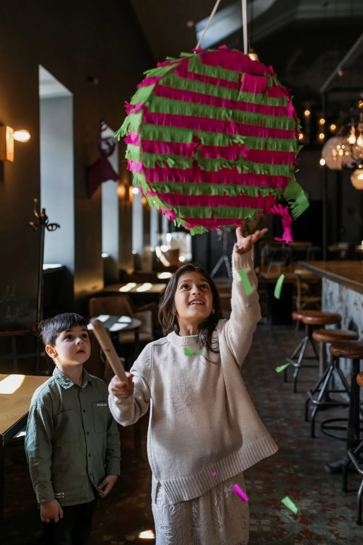 Piñata colorida en una fiesta de niños