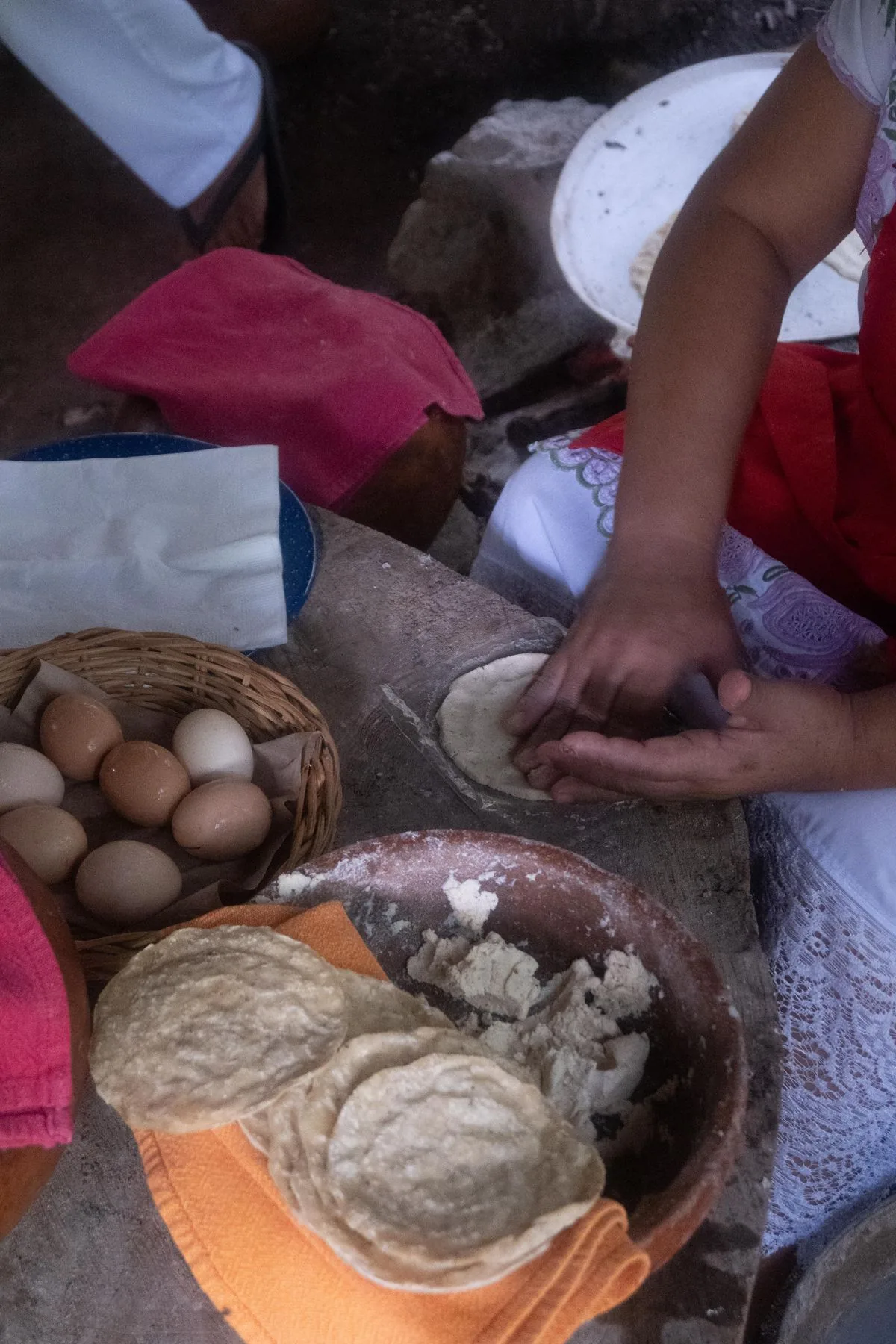 Manos preparando pupusas a mano en la cocina
