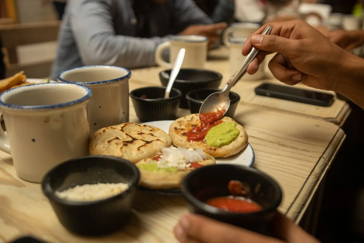 Plato de comida salvadoreña servido en restaurante