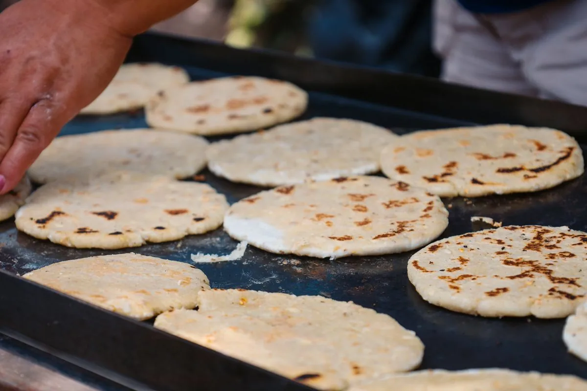 Pupusas cocinándose en el comal