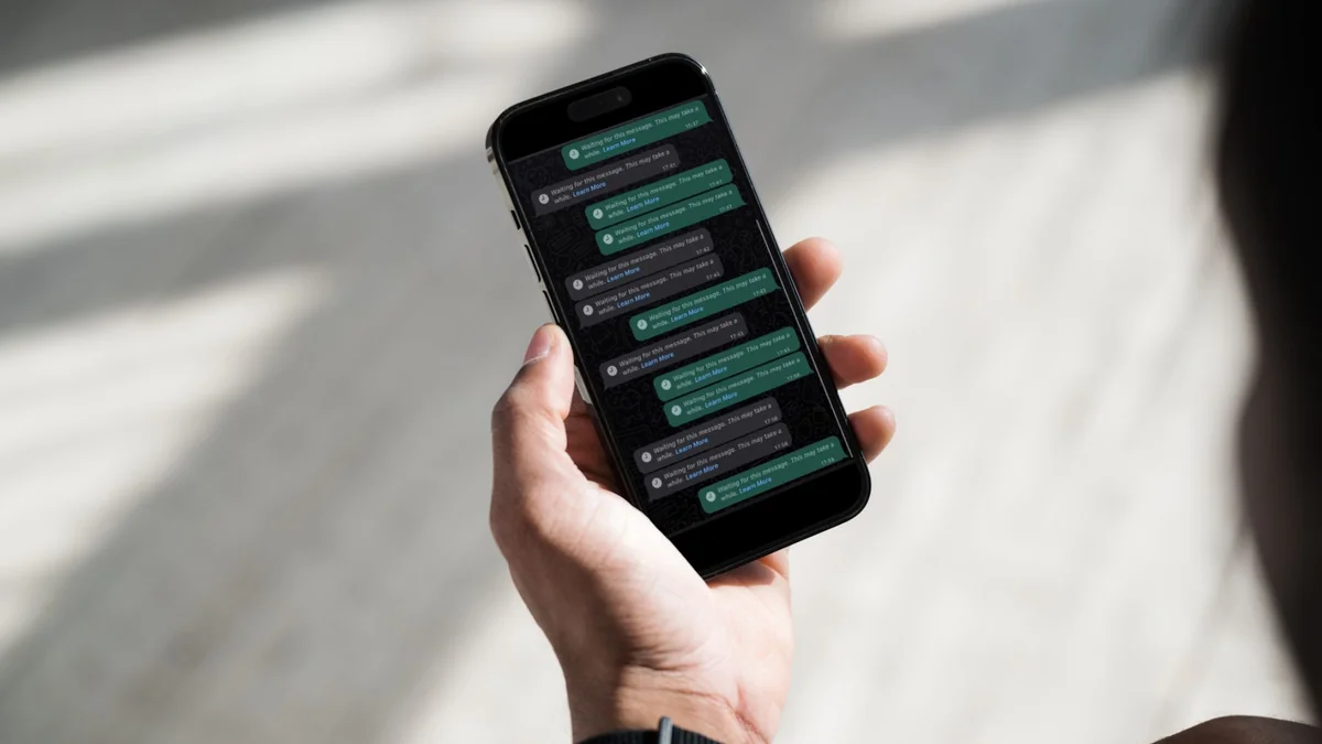 Teléfono con notificaciones de WhatsApp sin leer