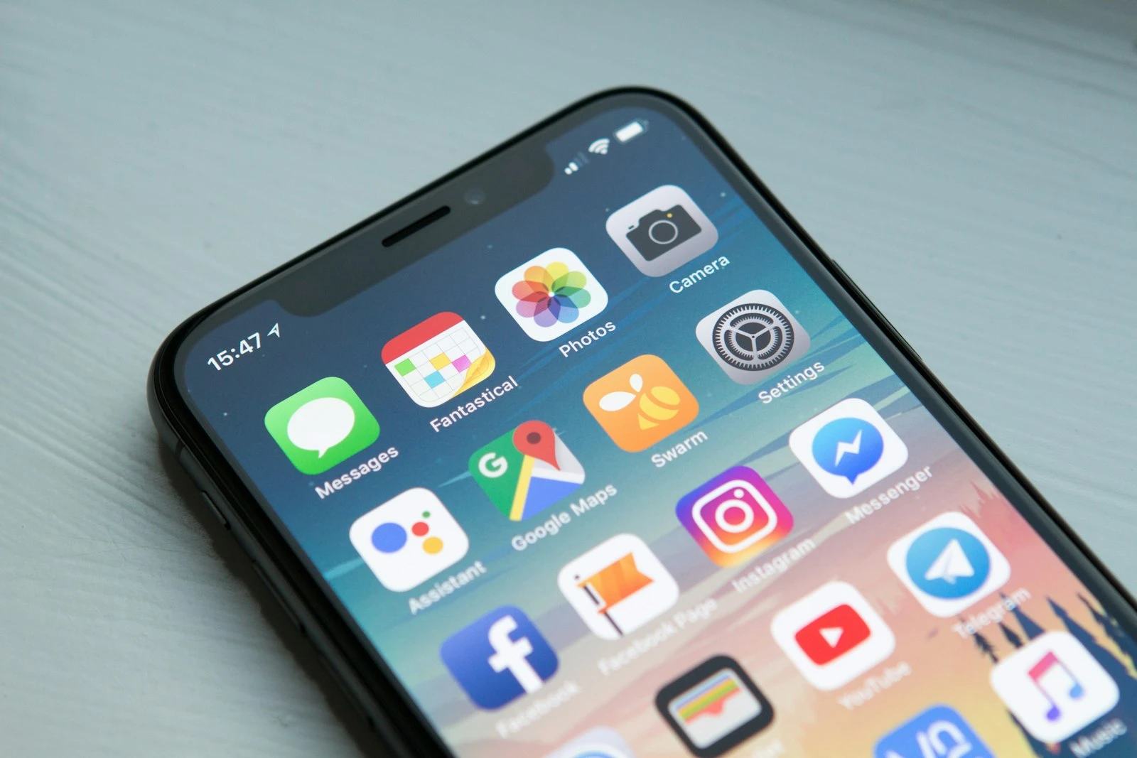 Teléfono con aplicaciones, incluyendo el asistente y el mapa de Google