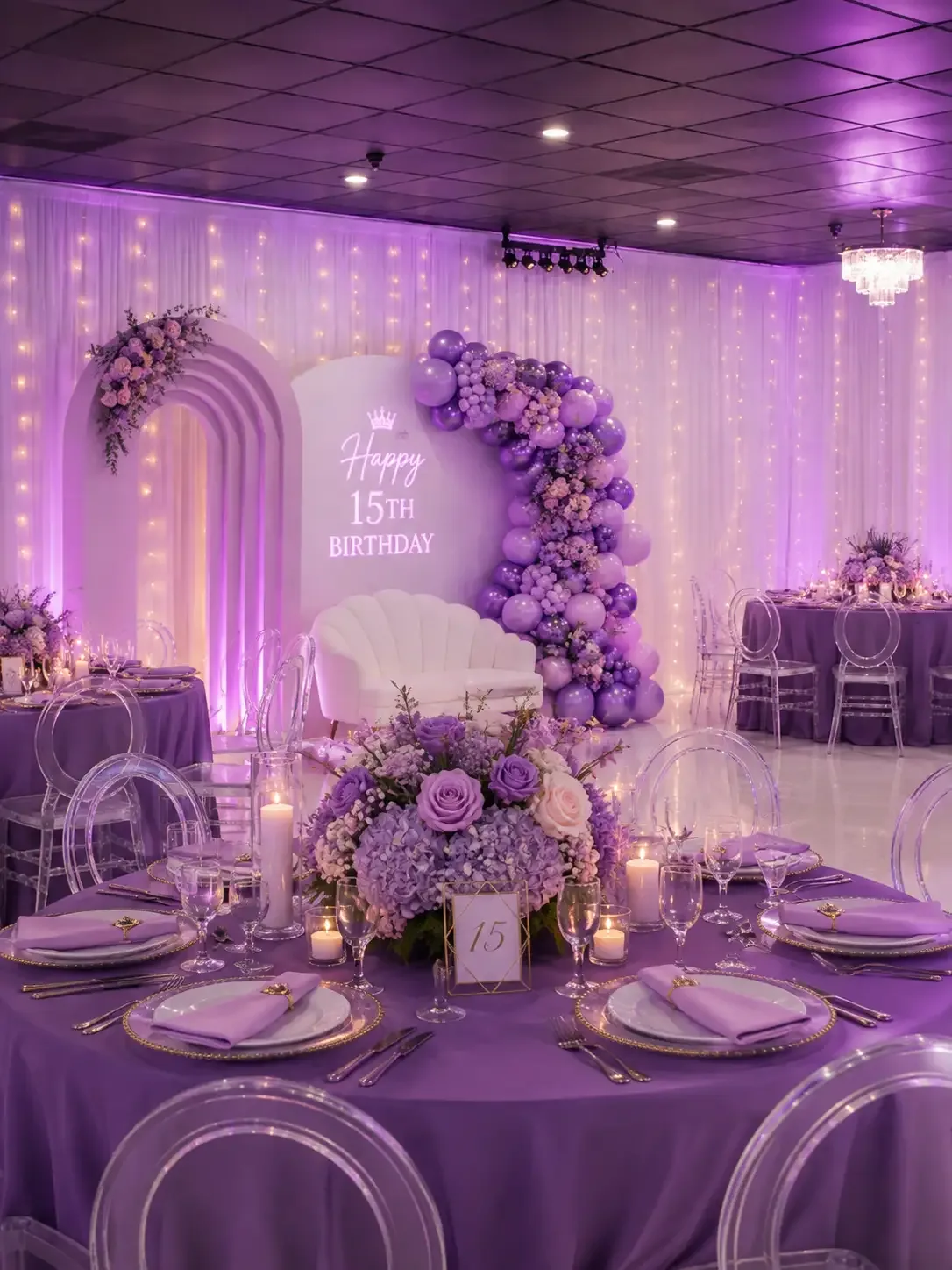 Salón decorado en morado para una fiesta de quinceañera