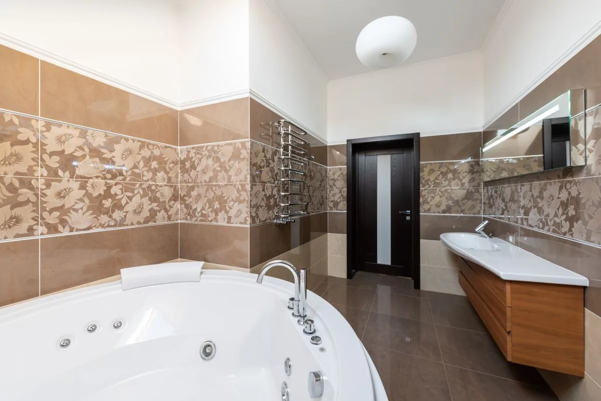 Baño remodelado con acabados modernos