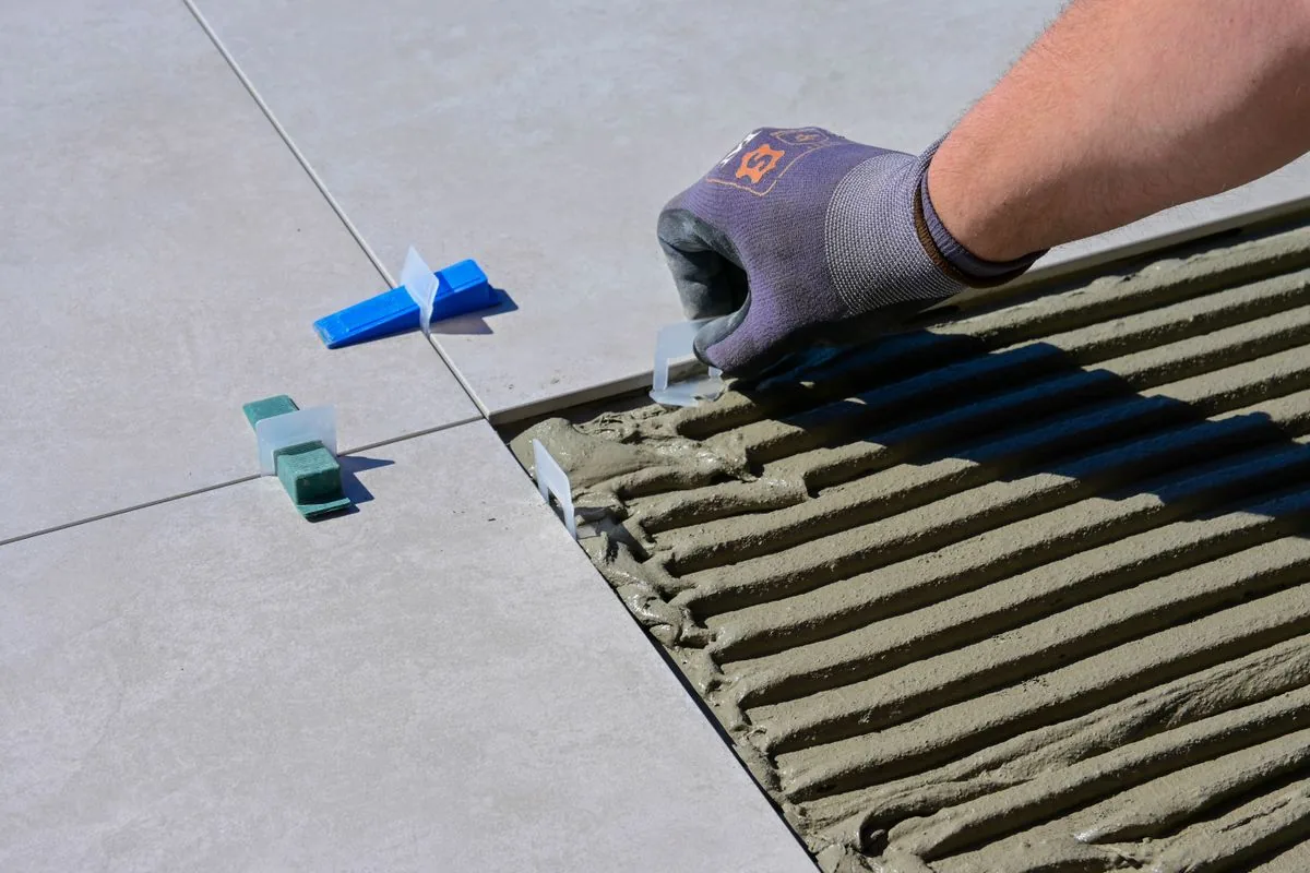 Trabajador instalando azulejo en una remodelación