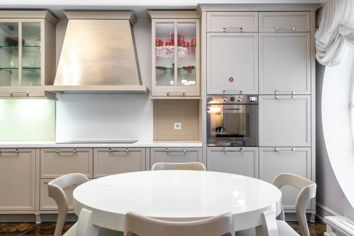Cocina recién remodelada con gabinetes modernos