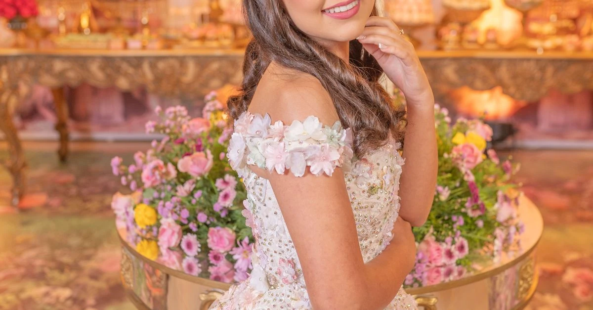Quinceañera posando en su fiesta de cumpleaños