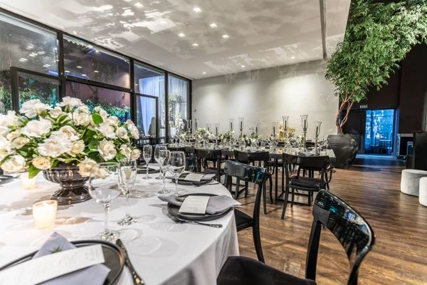 Salón de eventos decorado para una boda