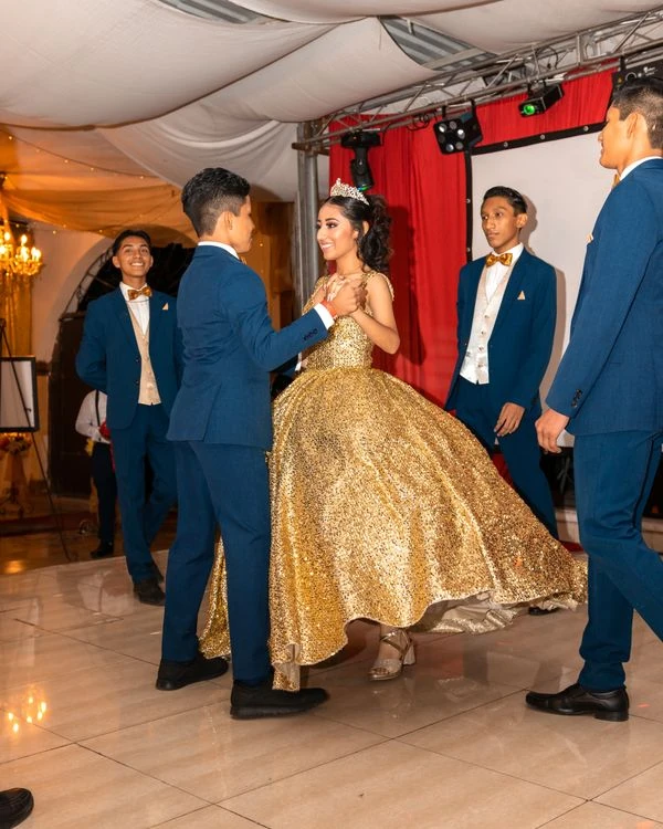 Invitados bailando en una fiesta de quinceañera en un salón de eventos