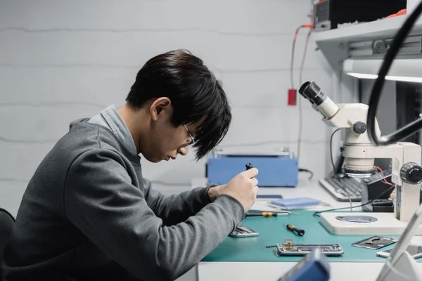 Técnico trabajando en la reparación de un teléfono
