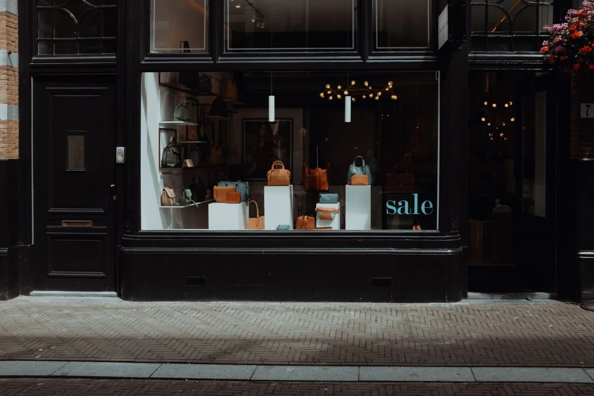Vitrina de tienda con vidrios limpios y luces prendidas en Memphis