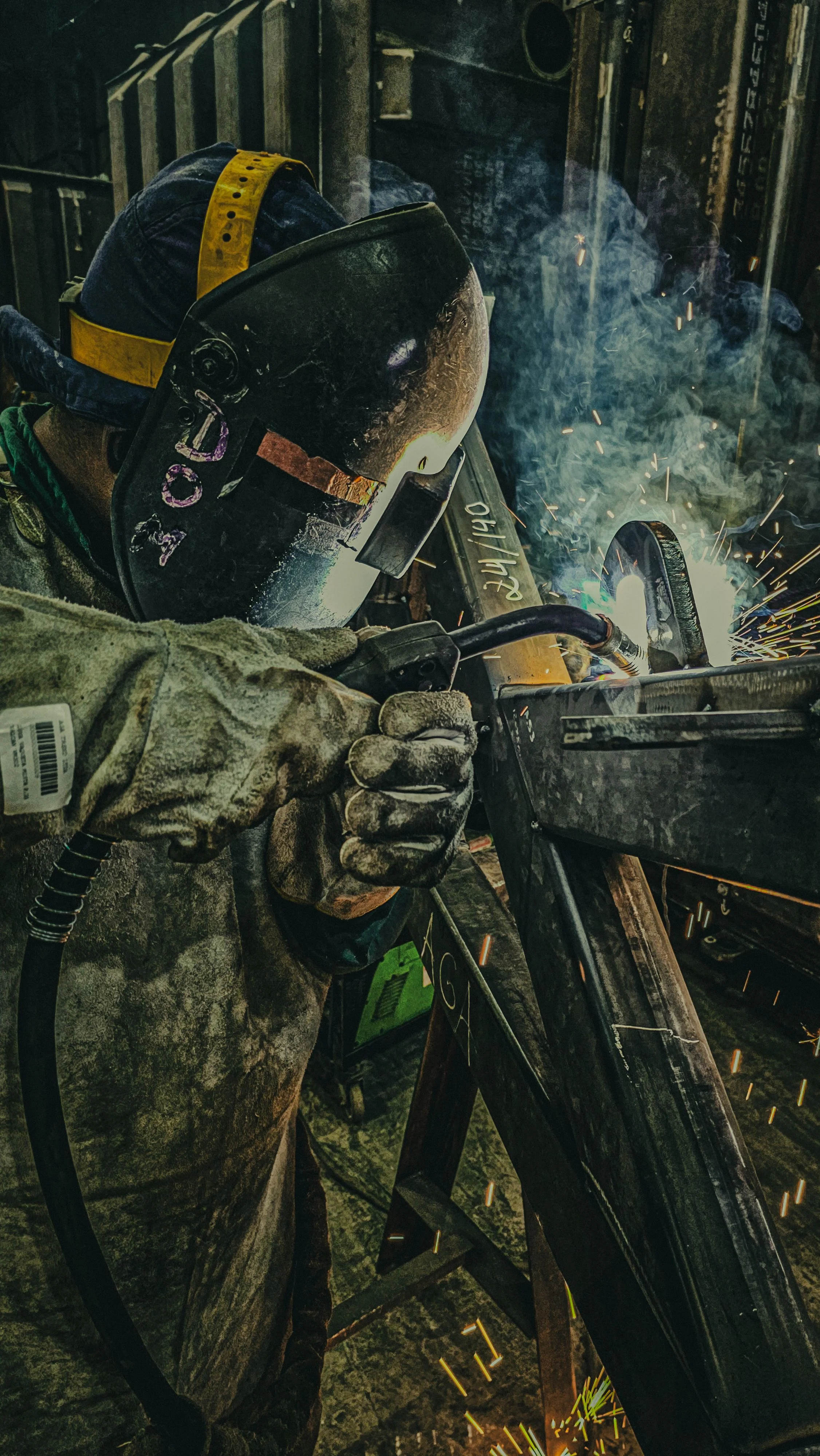 Primer plano de un soldador trabajando metal