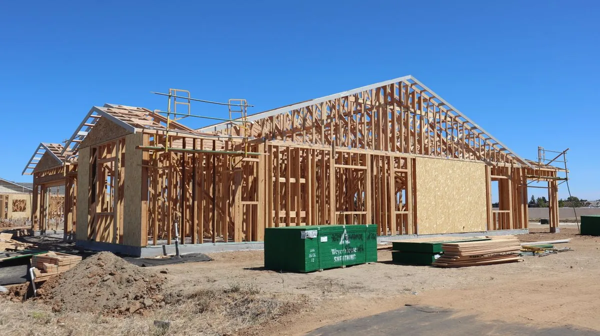 Estructura de madera de una casa en construcción bajo el sol