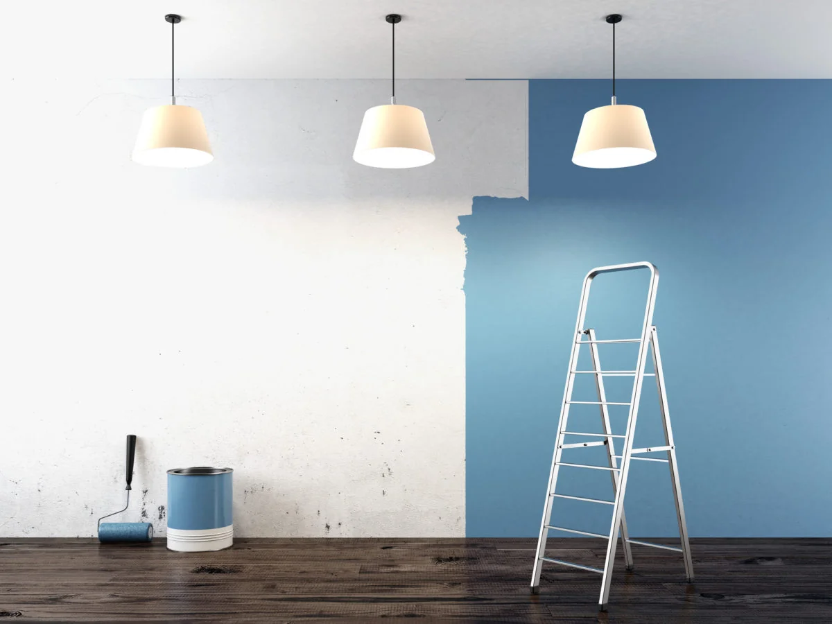 Contratista revisando una pared de drywall recién terminada en una casa