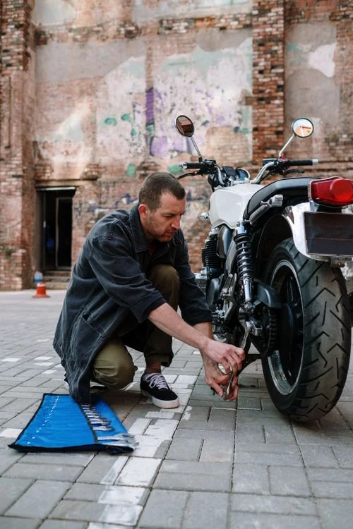 Mecánico trabajando en una motocicleta