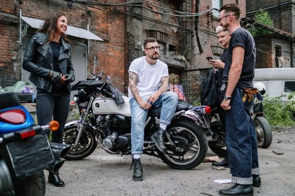 Motocicletas estacionadas frente a un taller