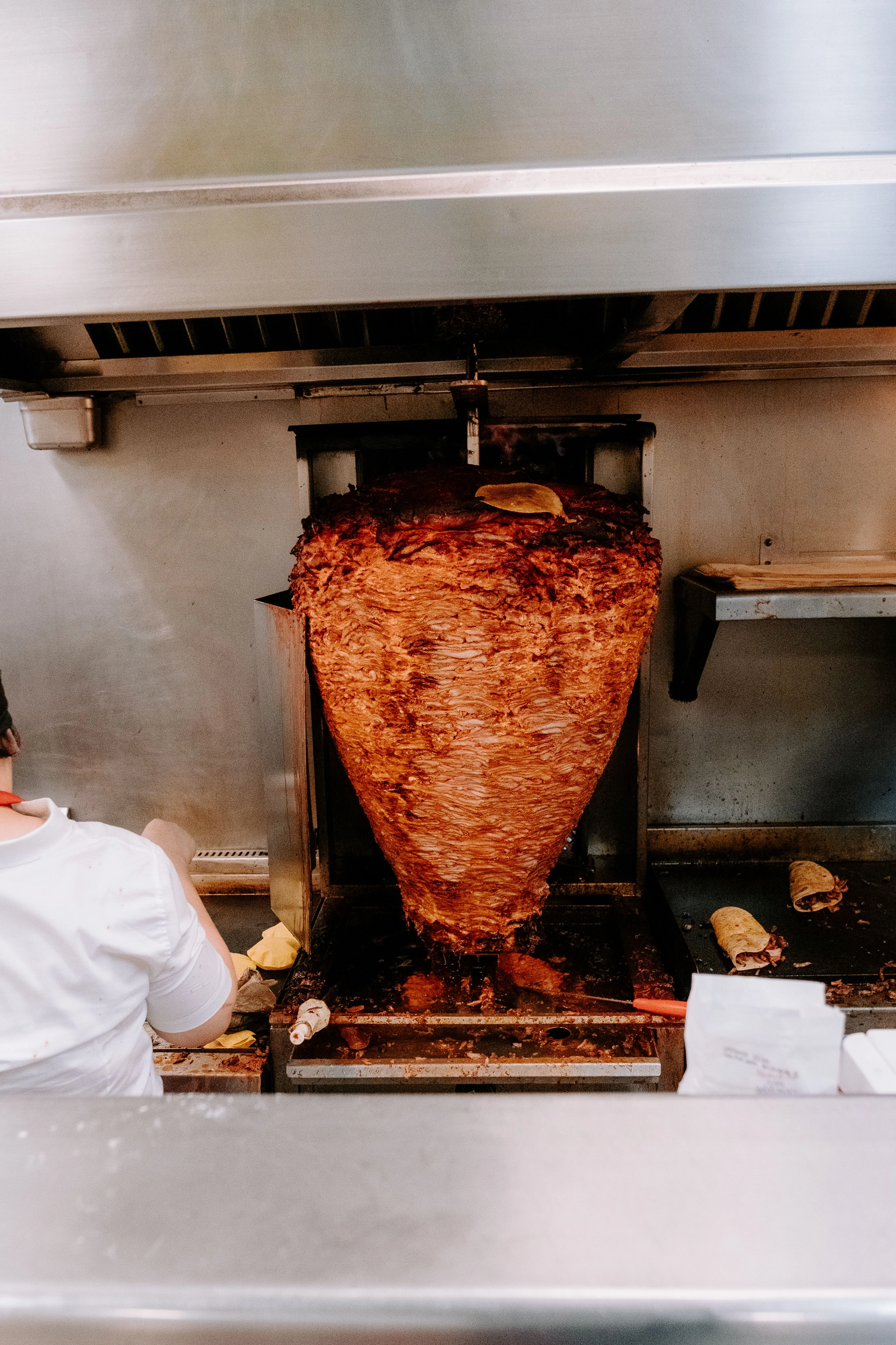 Trompo de carne al pastor girando en la taquería