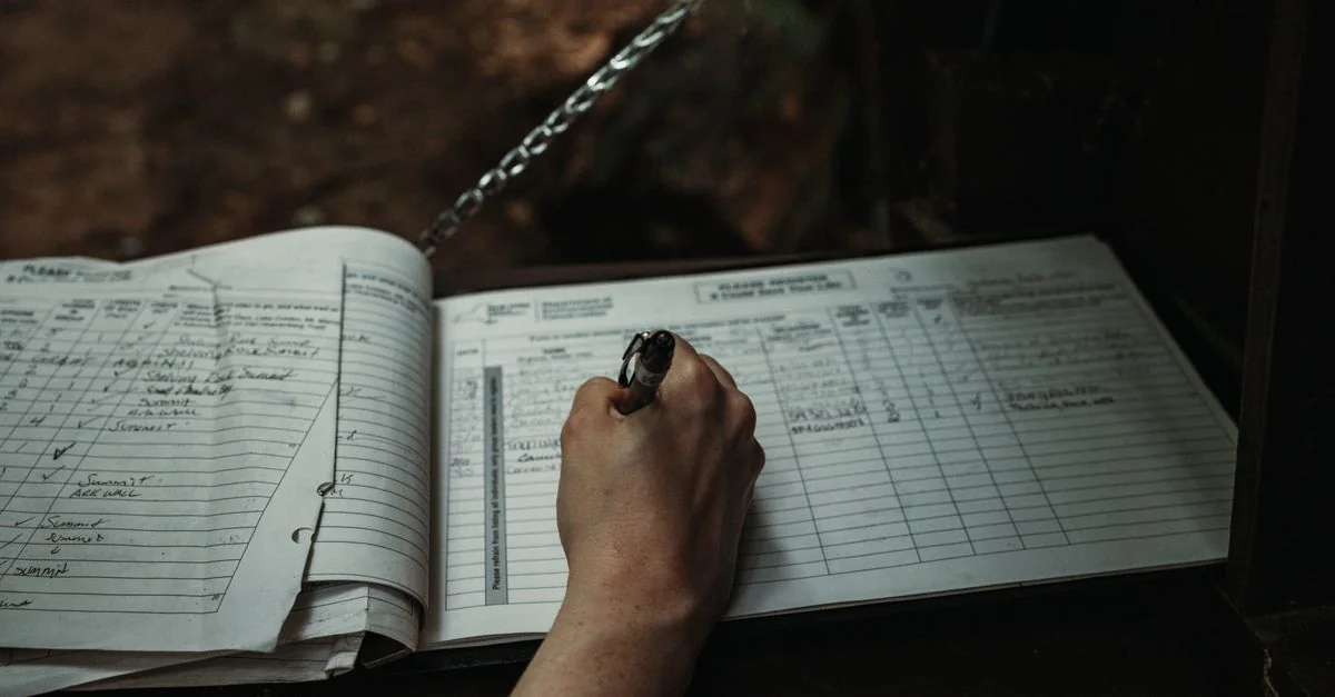 Libreta con cuentas anotadas a mano