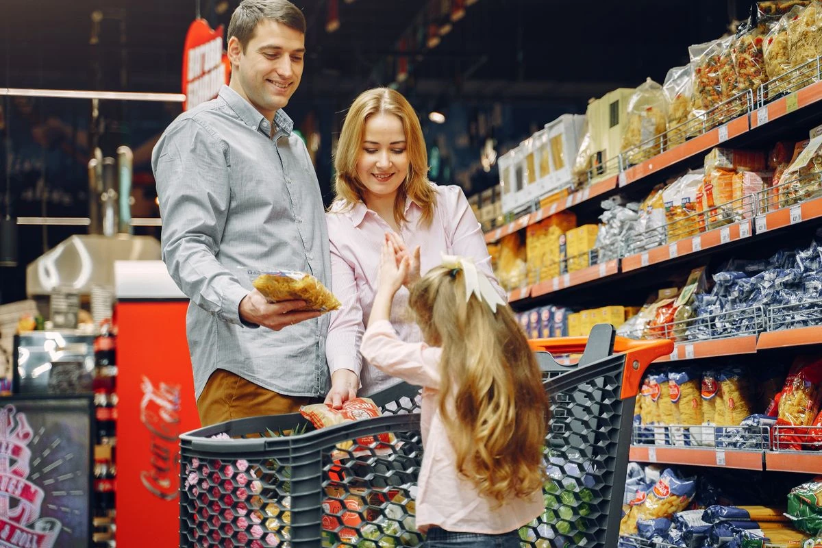 Familia con carrito haciendo compras en una tienda