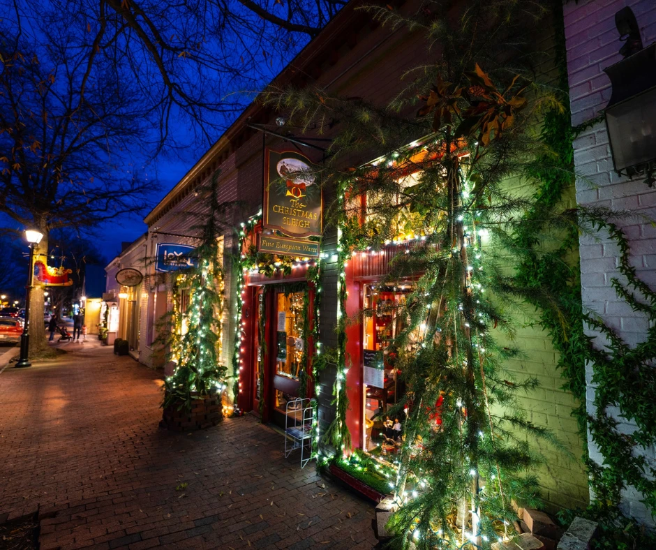 Fachada de un negocio decorada con luces de Navidad de noche
