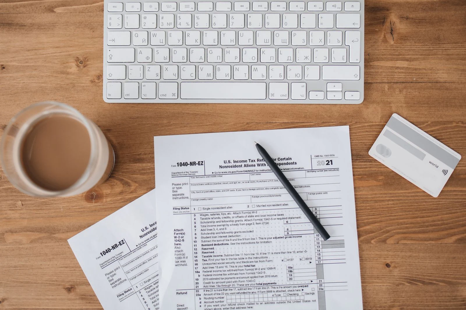 Formularios de impuestos sobre un escritorio con calculadora