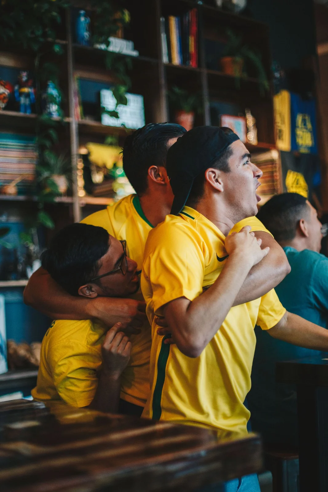 Aficionados celebrando un partido en un bar con ambiente de fiesta