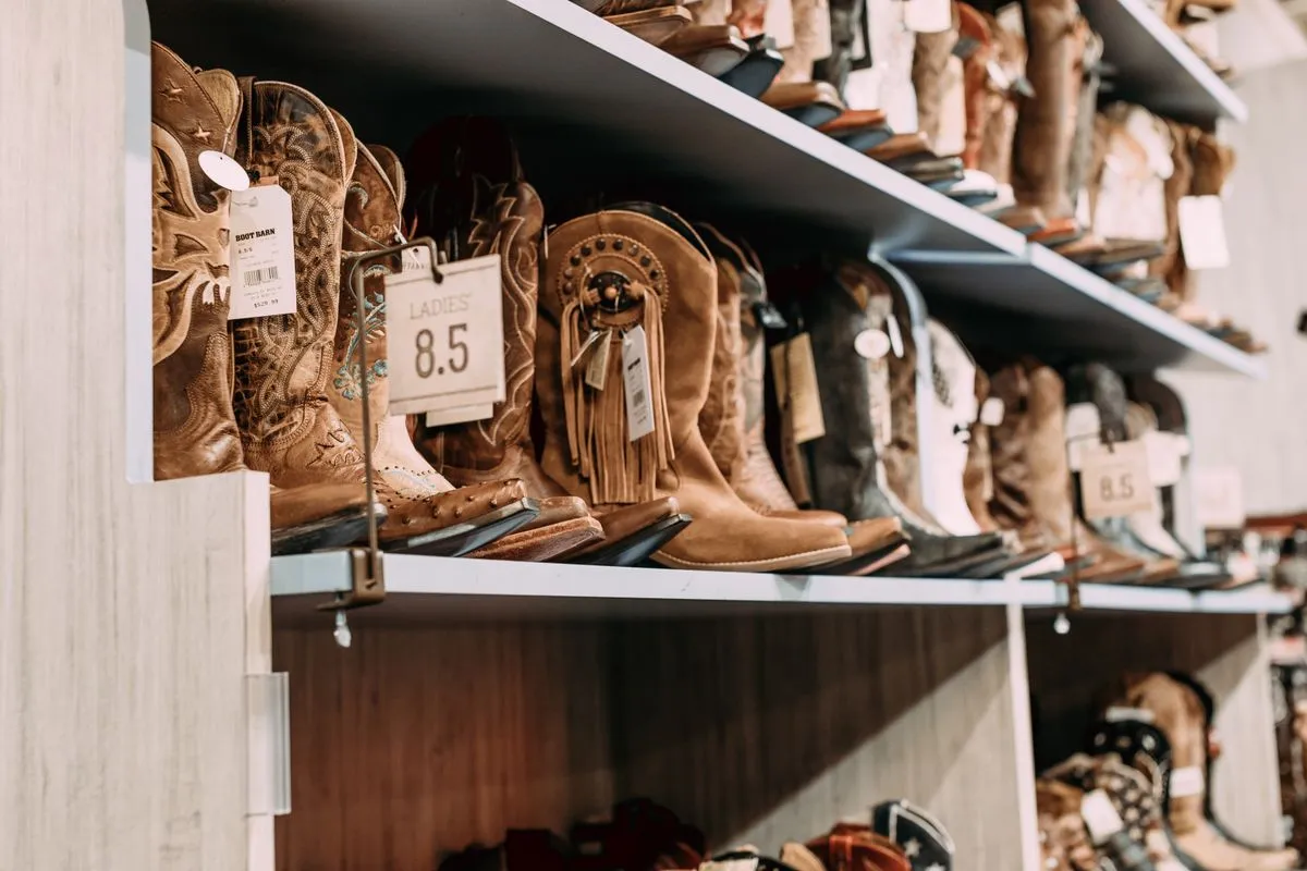 Botas vaqueras de piel exhibidas en los estantes de una tienda latina