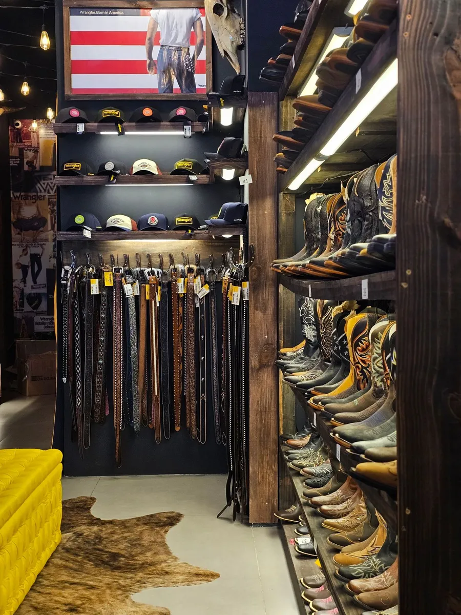 Par de botas vaqueras nuevas sobre el mostrador de una tienda en Memphis