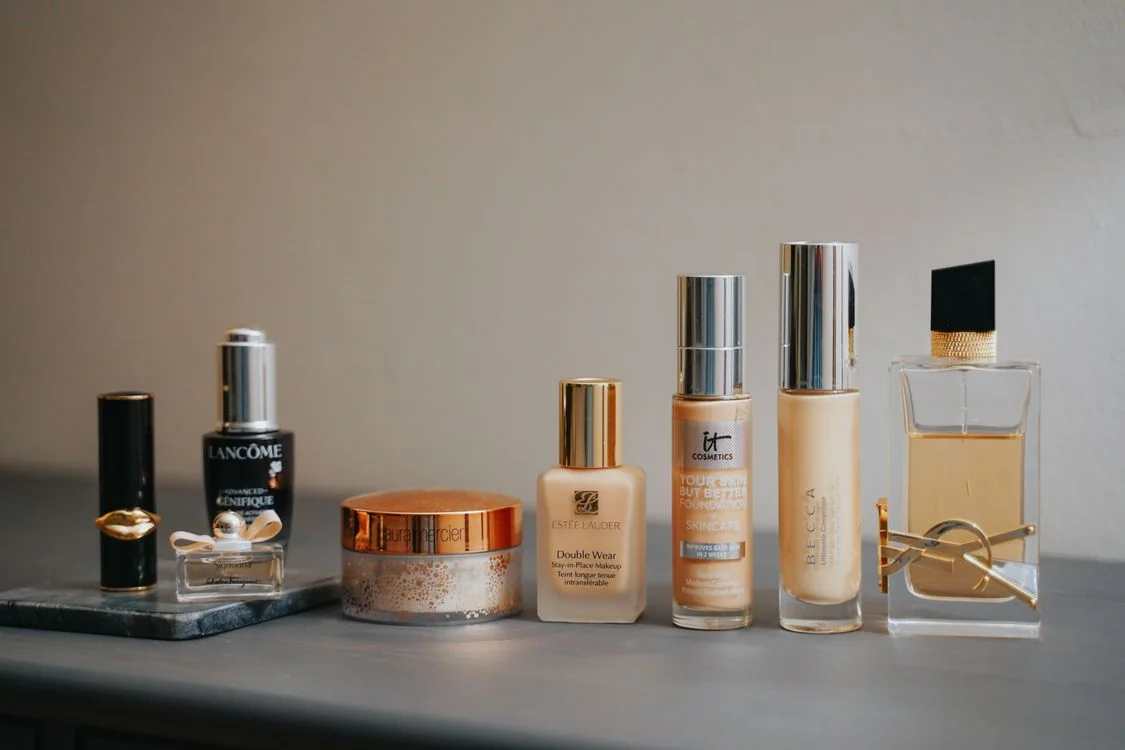 Estantes con productos de belleza y maquillaje en una tienda latina