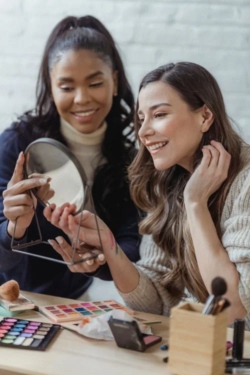 Amigas eligiendo cosméticos juntas en una tienda de belleza