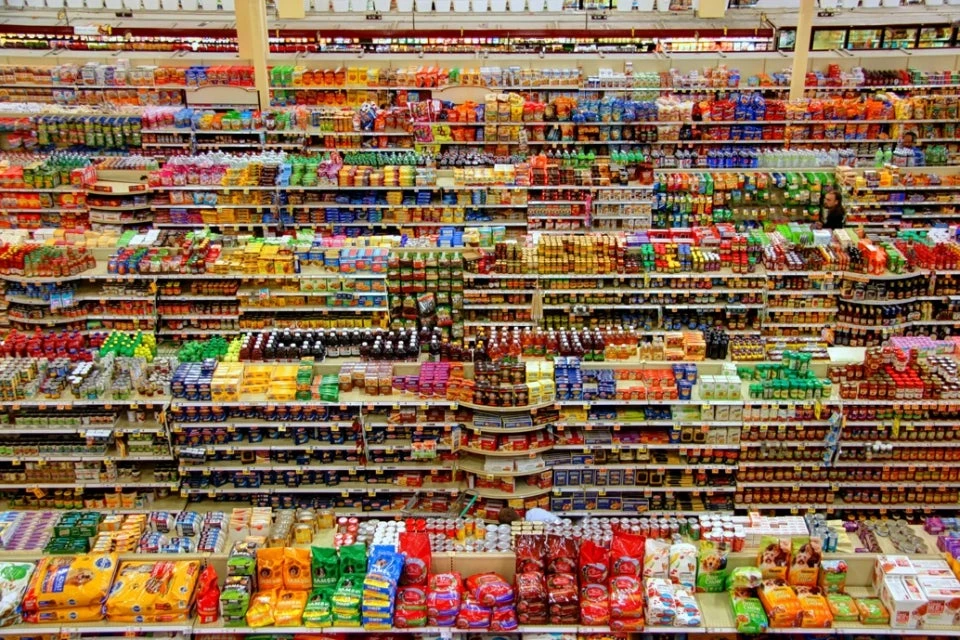 Pasillo de supermercado con anaqueles bien surtidos