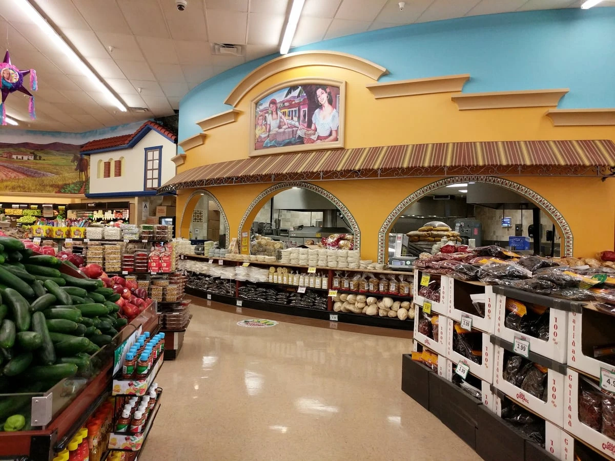Interior de supermercado latino, sección de panadería con producto fresco
