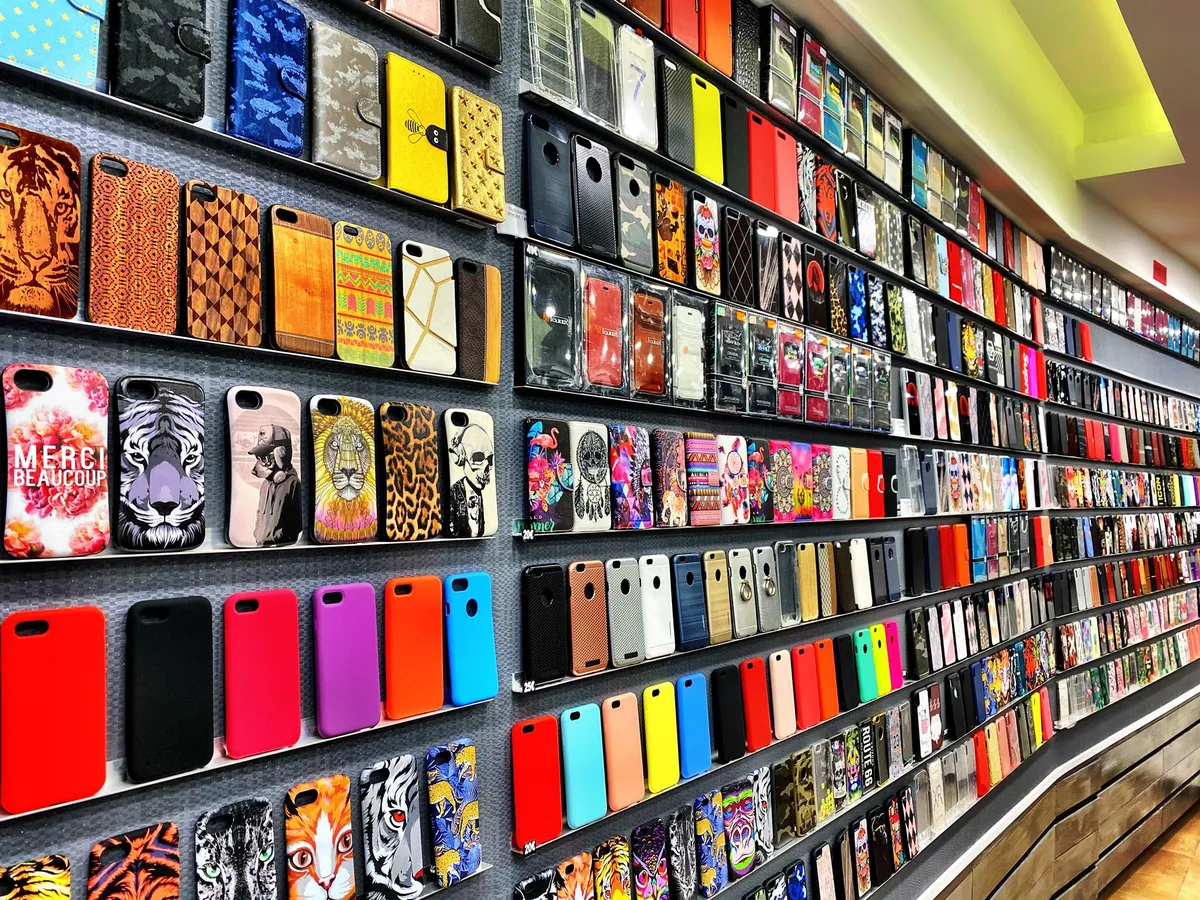 Muro de fundas coloridas para celular en exhibición