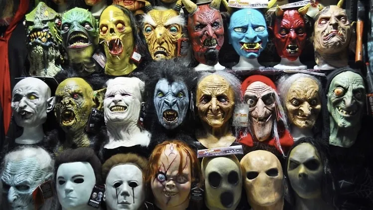 Pared de máscaras de terror en exhibición: calaveras y monstruos